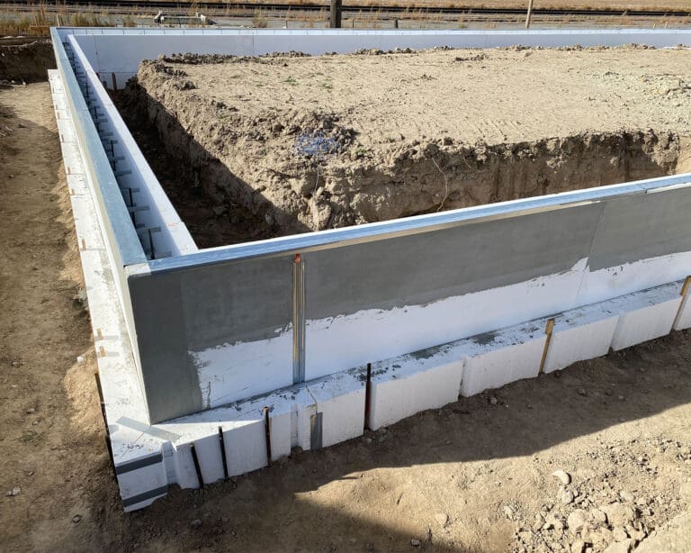 SnapTight Products FasTrax Stem Wall Form – lightweight, insulated form system designed for fast, accurate concrete stem wall installation.